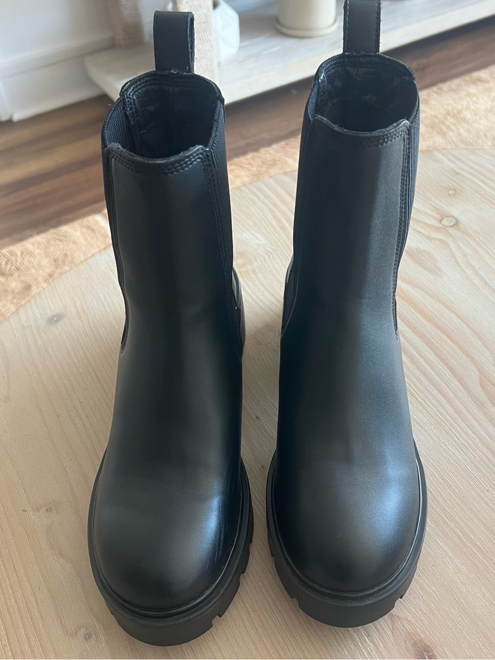 Steve Madden Chelsea Boot Lug Sole Black Size 8.5